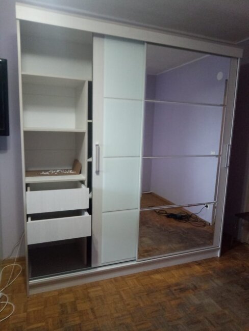  Шкаф-купе «КОМФОРТ 12М (Танго 2 )» (2000х600х2200 мм) Зеркало  на 1м фасаде  + Белая лакобель на 2м фасаде (фацет с 4-х сторон) Цвет: Ясень Анкор светлый